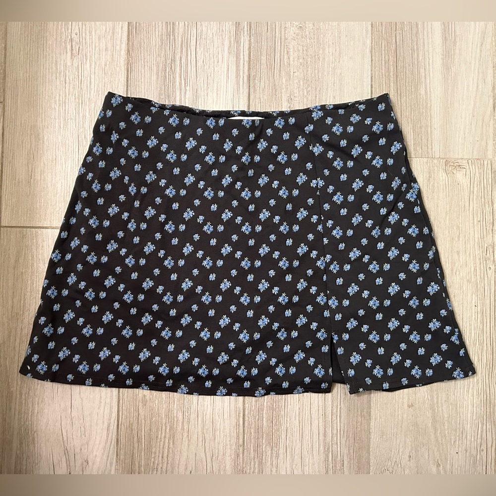 Mini skirt in black with blue flowers